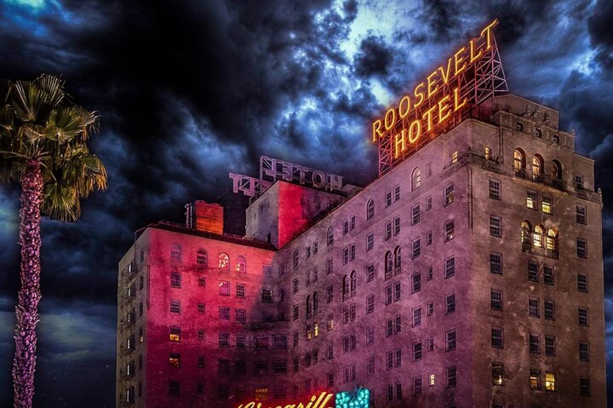um prédio com letreiros de neon no topo