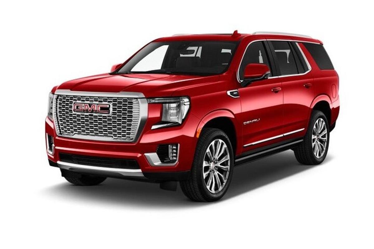Červená GMC Acadia na bílém pozadí