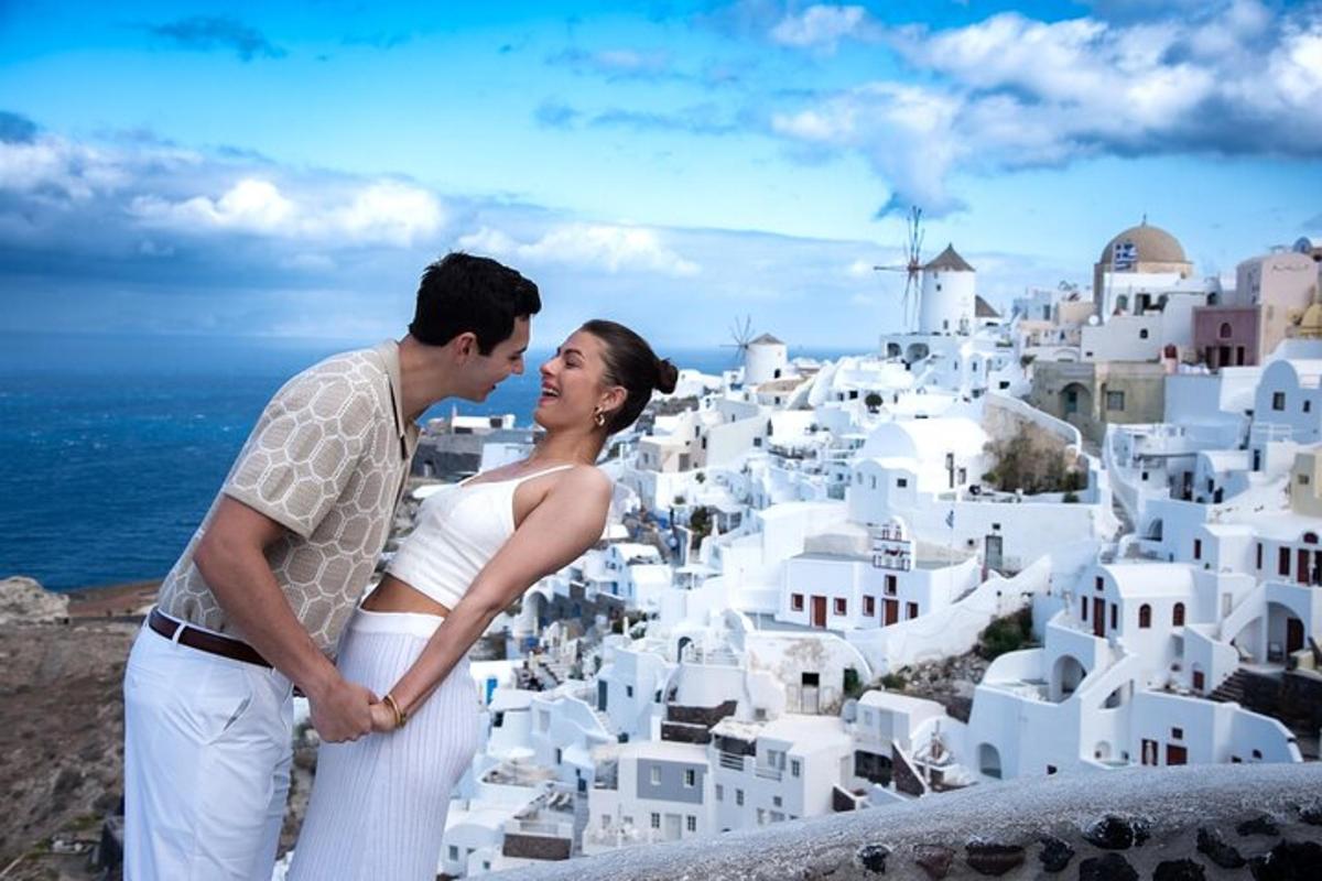 một người đàn ông và một người phụ nữ đứng trên đỉnh của một thành phố