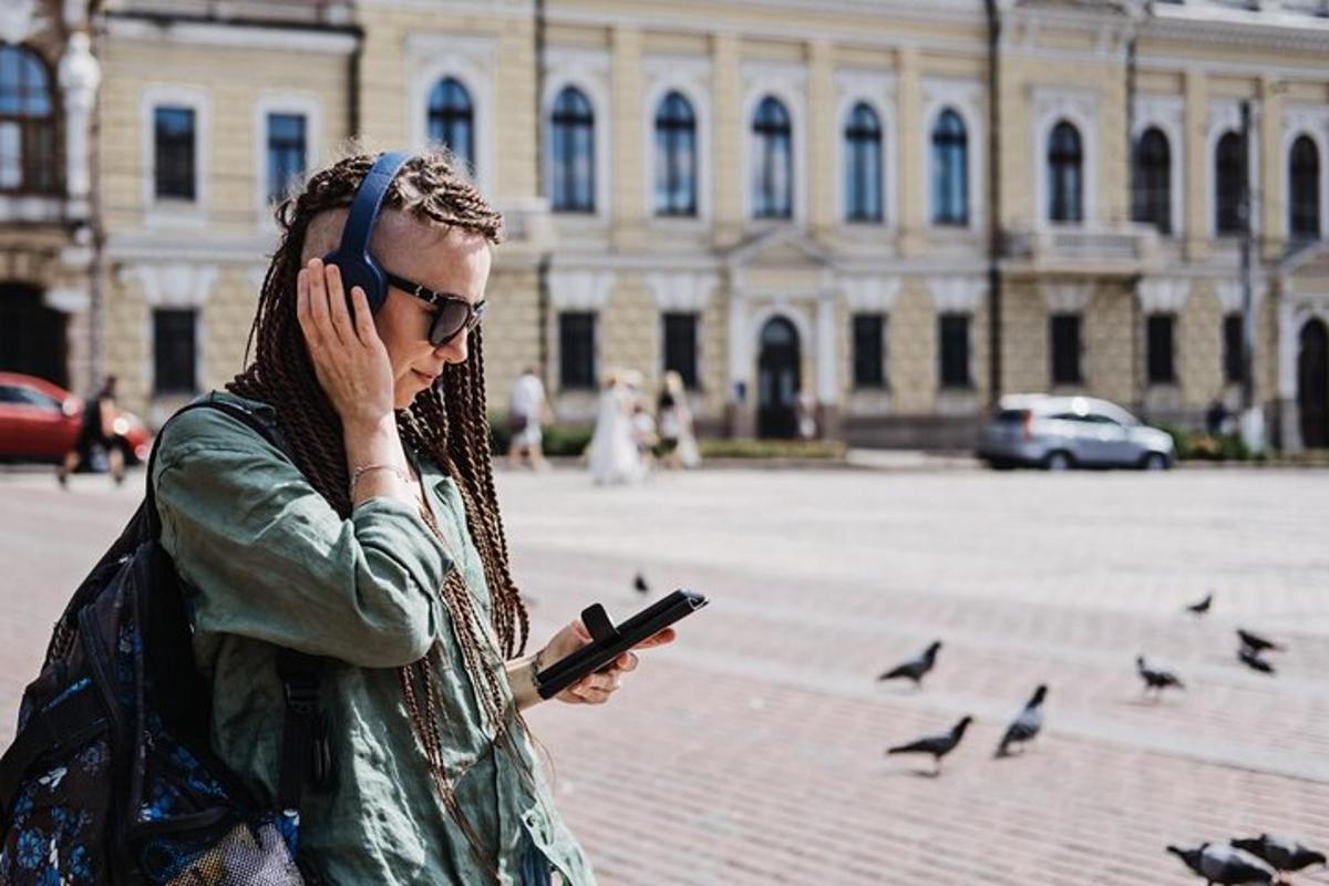žena mluvící po mobilním telefonu a dívající se na něj