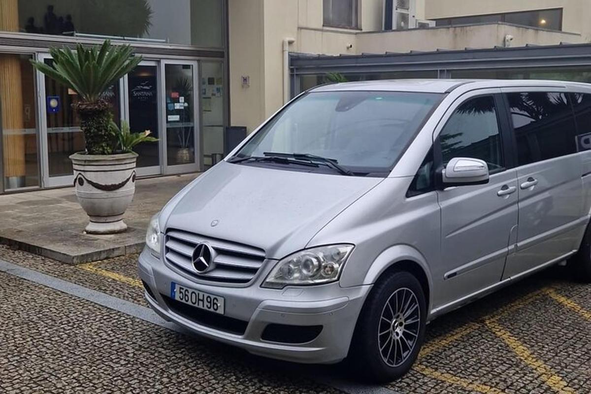 Un coche plateado estacionado en un estacionamiento