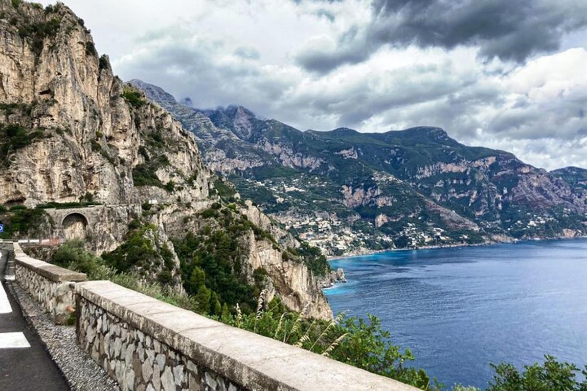 une vue d'une montagne avec un plan d'eau