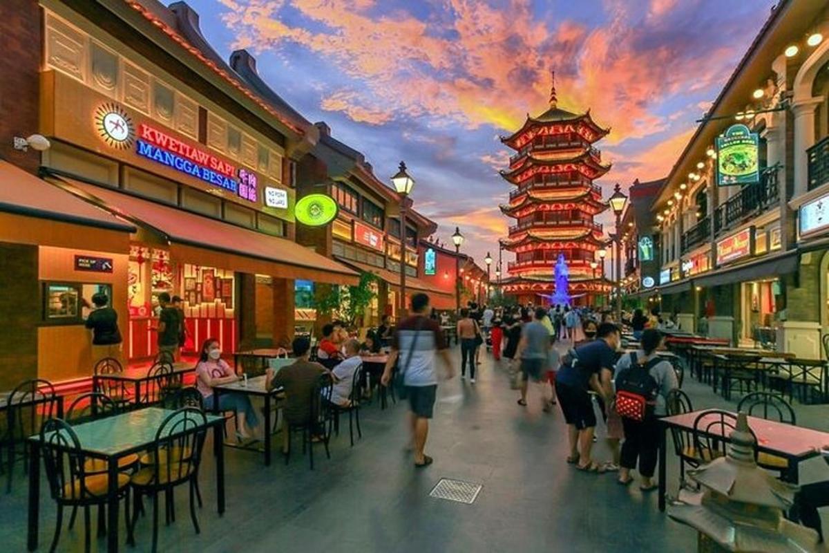 skupina lidí jdoucích po ulici s restauracemi