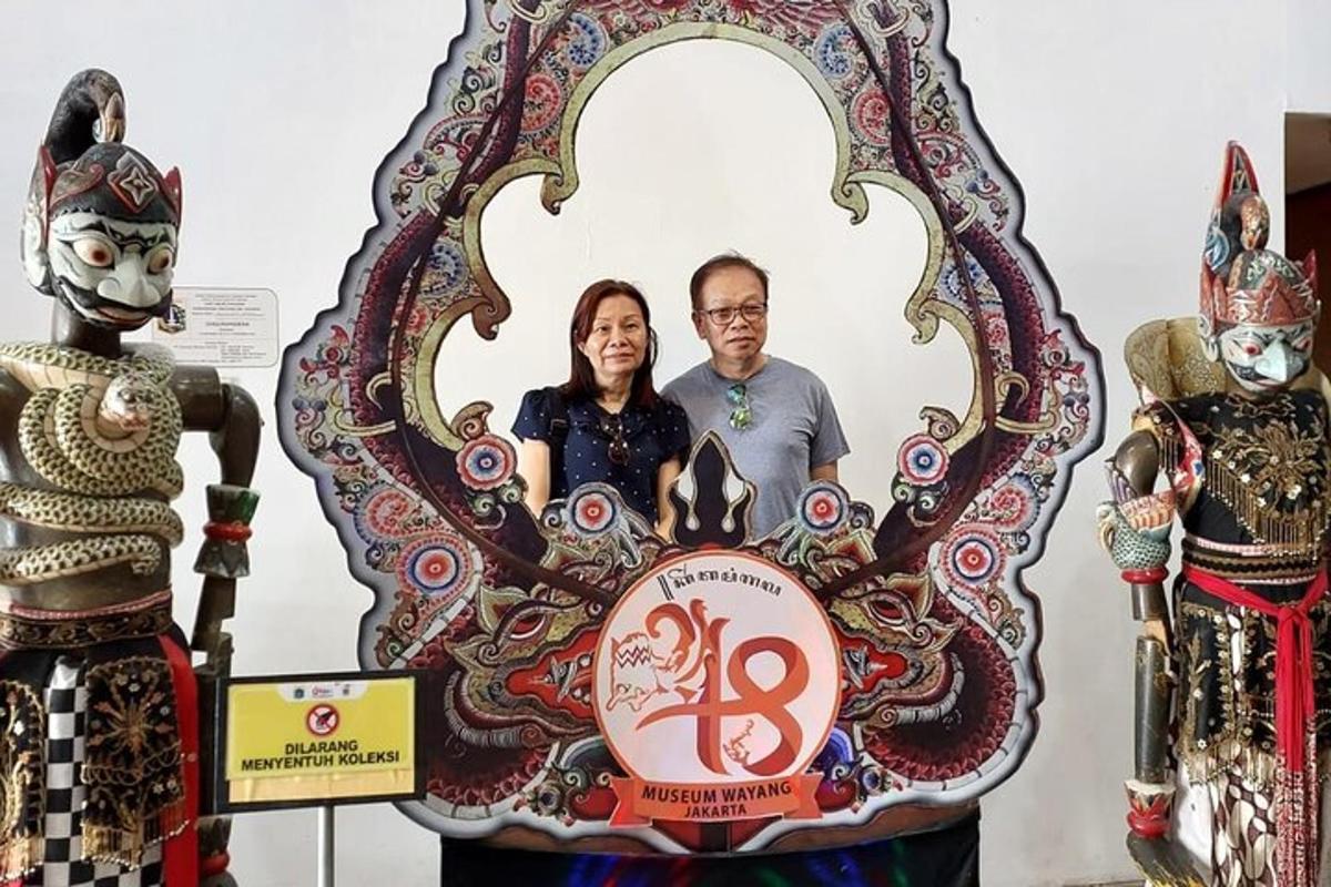 seorang pria dan seorang wanita berdiri di depan cermin