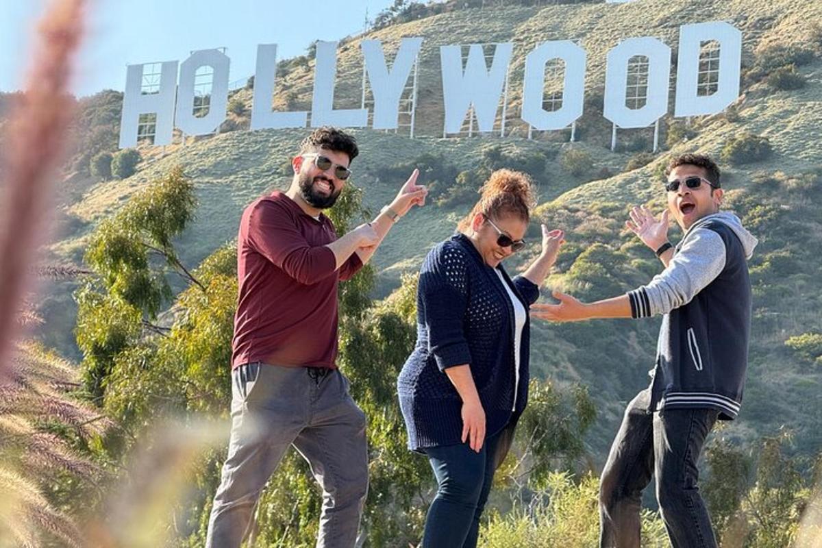 grupp inimesi seisab Hollywoodi sildi ees