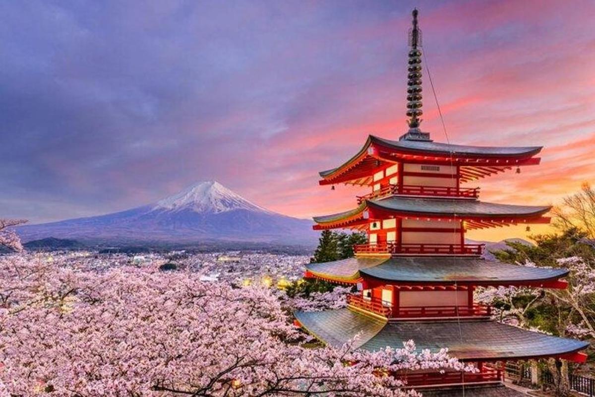 pagoda z goro v ozadju