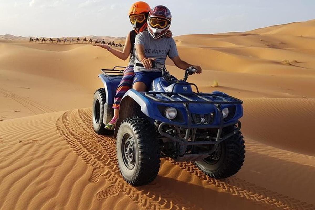 dues persones que viatgen en un camió de rodes al desert