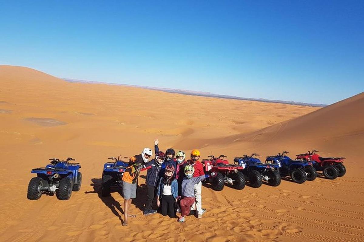 un grup de persones dempeus al desert