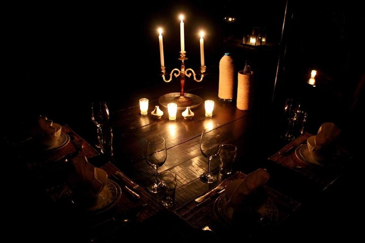 o masă de sufragerie cu lumânări și pahare de vin