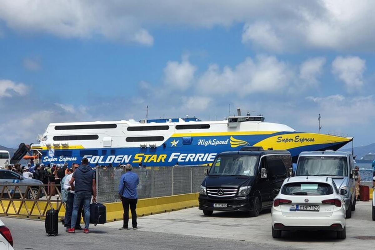 um grupo de pessoas em pé na frente de um ônibus