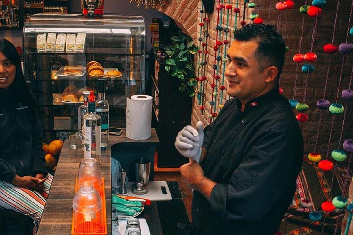 un uomo seduto a un tavolo in un ristorante