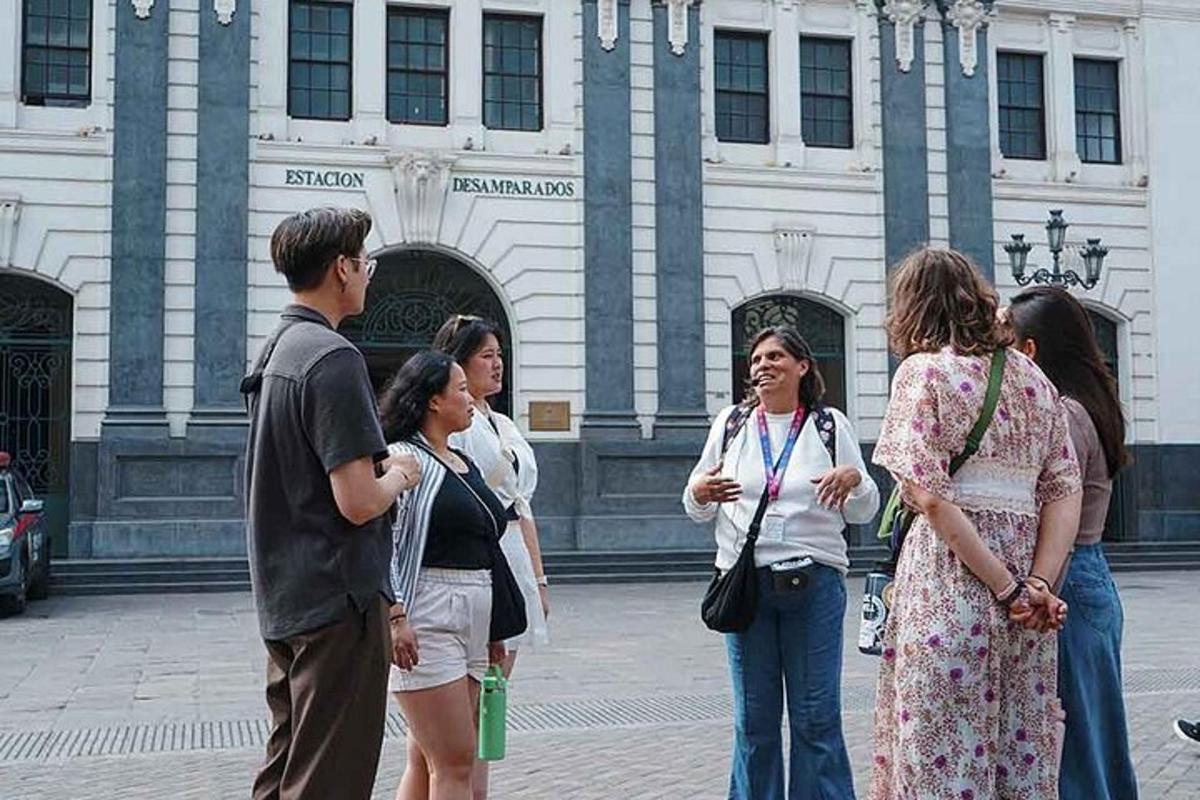 un grup de persones dempeus davant d'un edifici