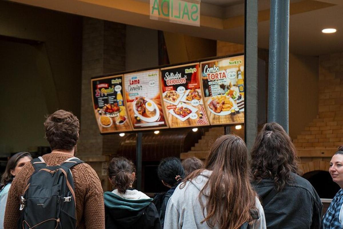 un gruppo di persone in fila per il cibo