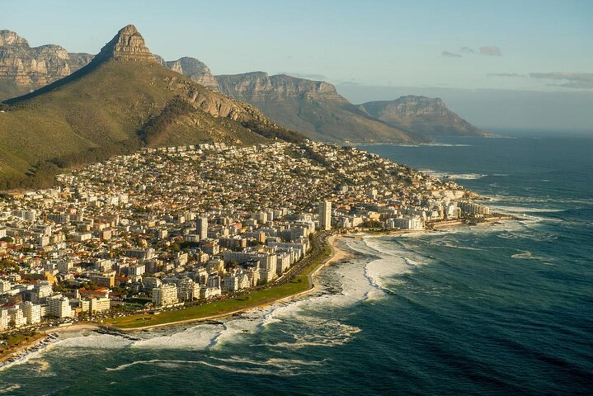 una vista aerea di una città sulla spiaggia