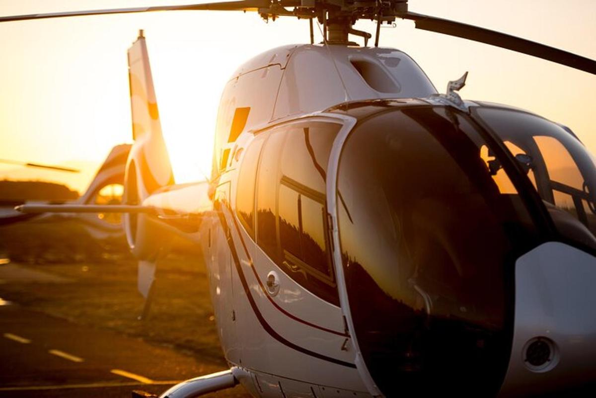 primer pla d'un helicòpter aparcat a la pista