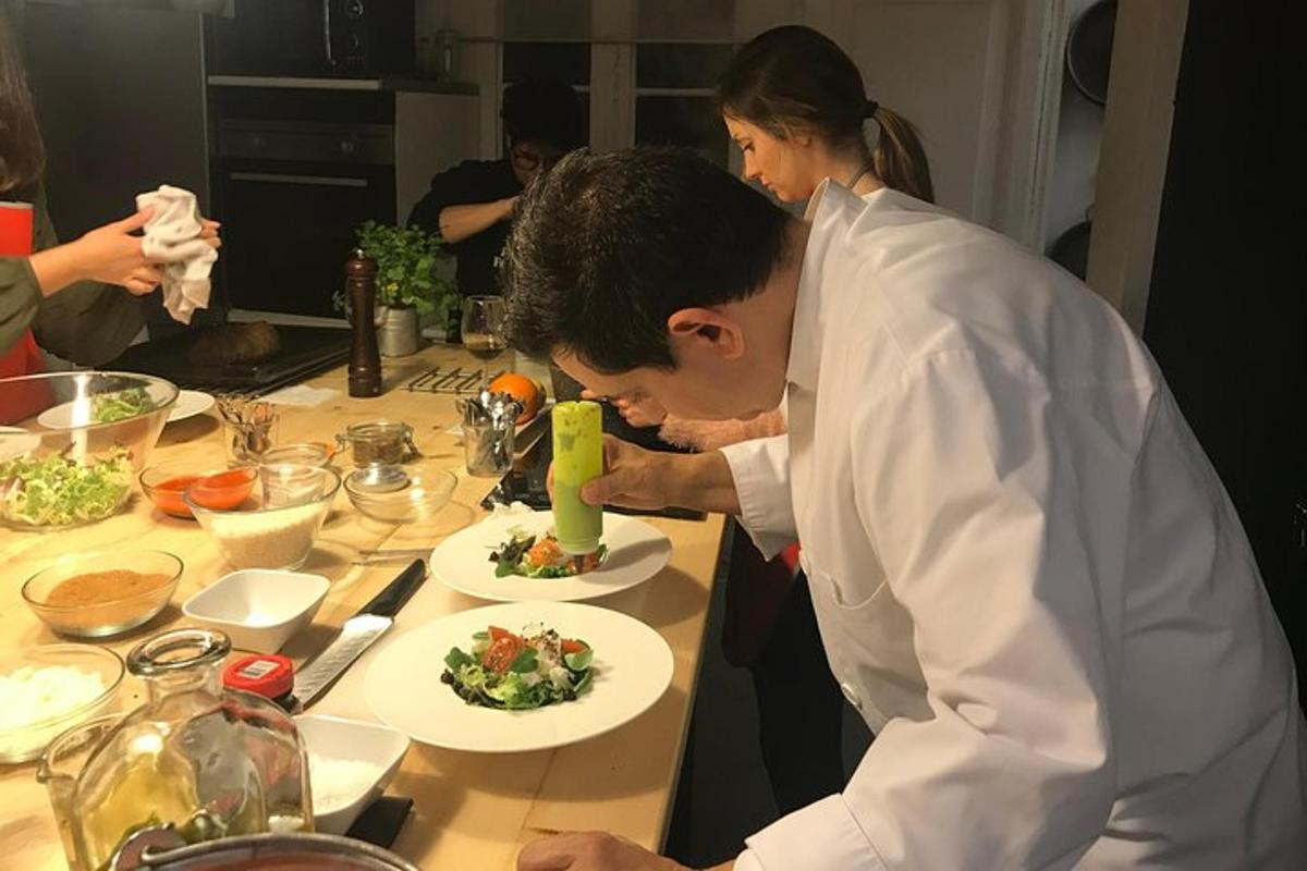 Ένας άντρας στην κουζίνα ετοιμάζει ένα πιάτο φαγητό