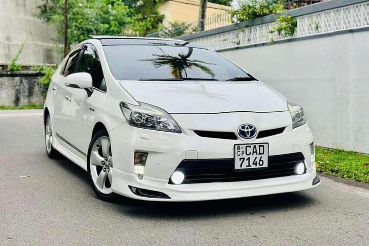 un'auto bianca è parcheggiata sulla strada