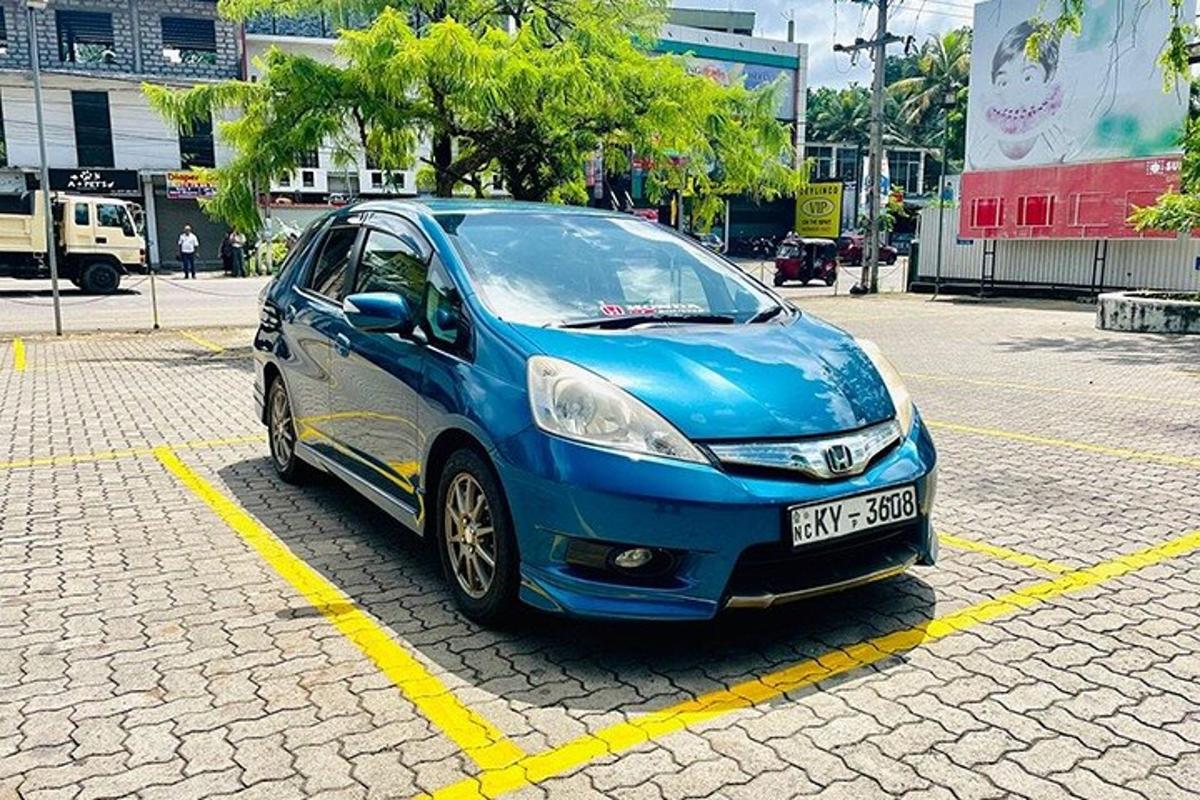 una piccola auto blu parcheggiata in un parcheggio