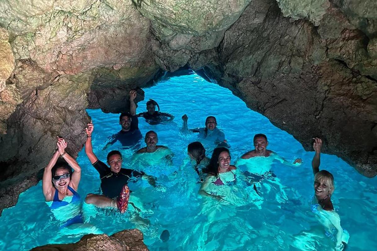 Un grupo de personas en el agua en una cueva.