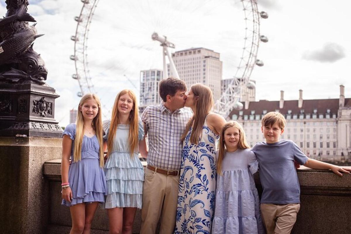 una famiglia in posa per una foto davanti al London Eye