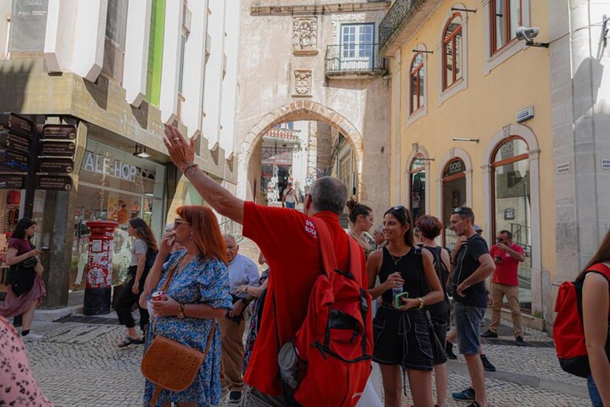 muž v červeném rouchu stojící na ulici
