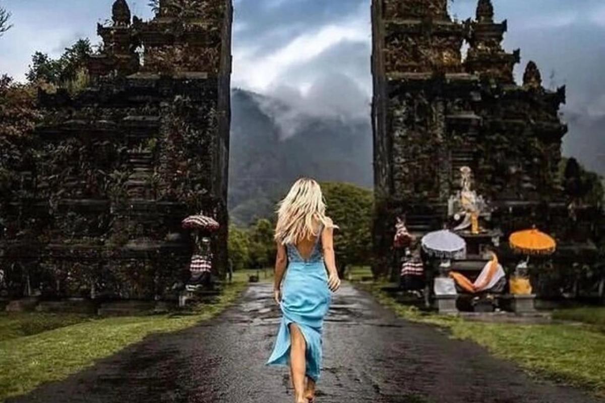 uma mulher de vestido azul caminhando pela rua
