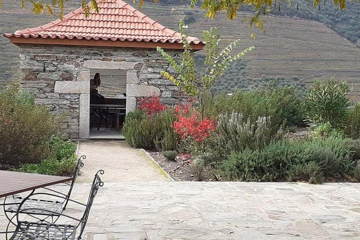 stavba z mizo in stoli na vrtu