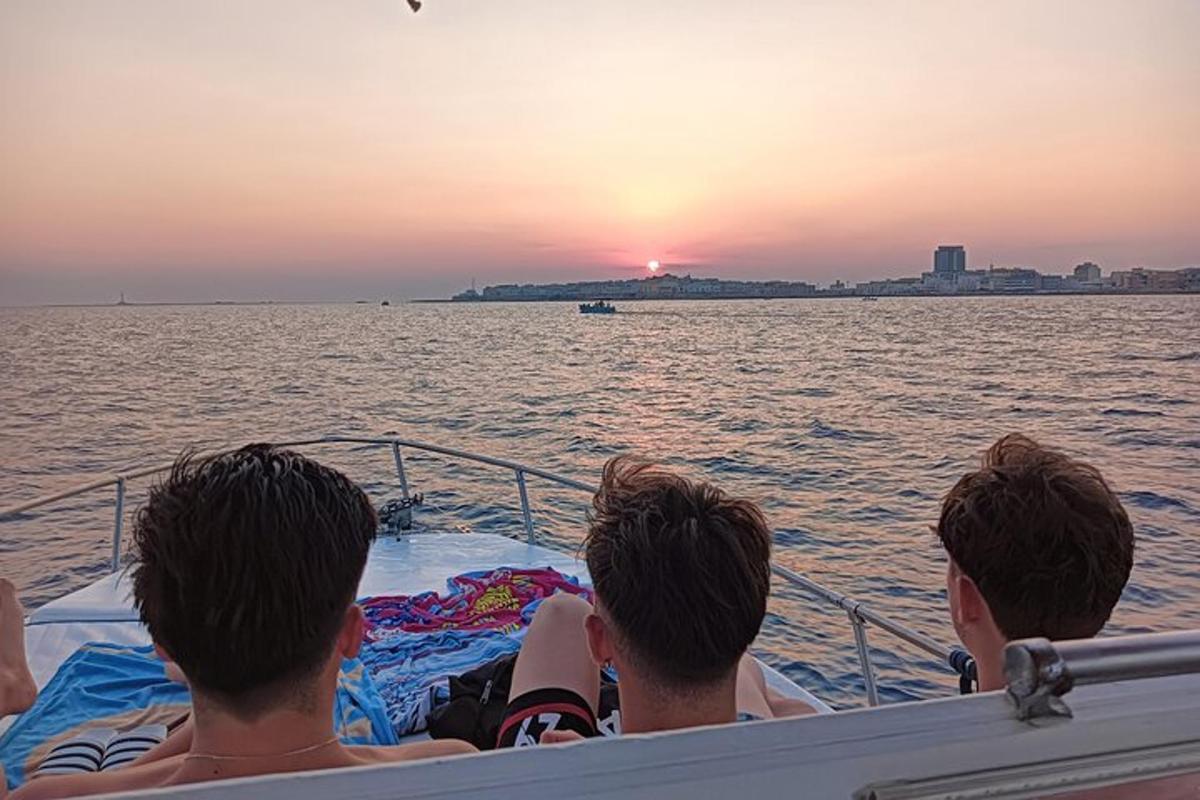 skupina lidí na lodi ve vodě