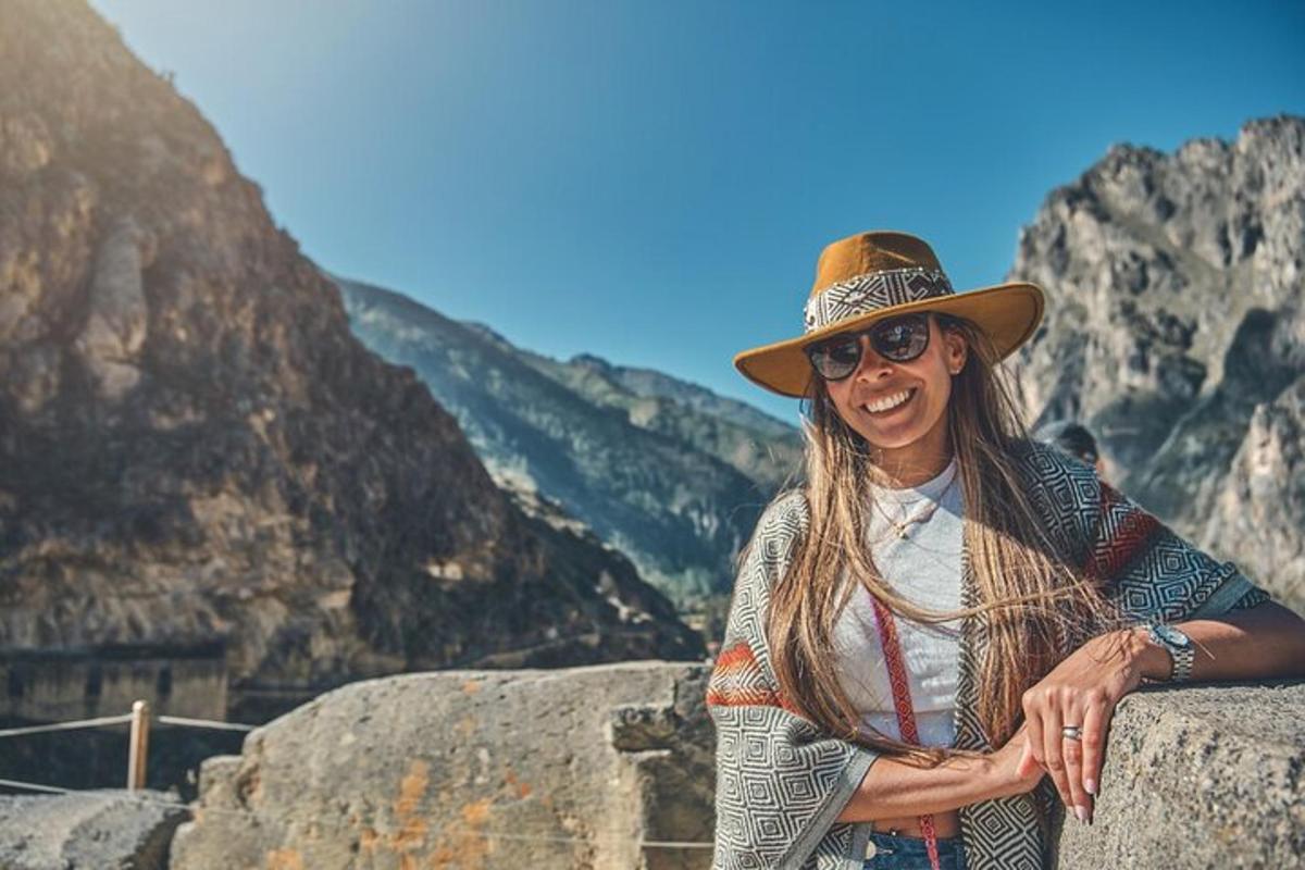 eine Frau mit einem Cowboyhut steht auf einem Berg