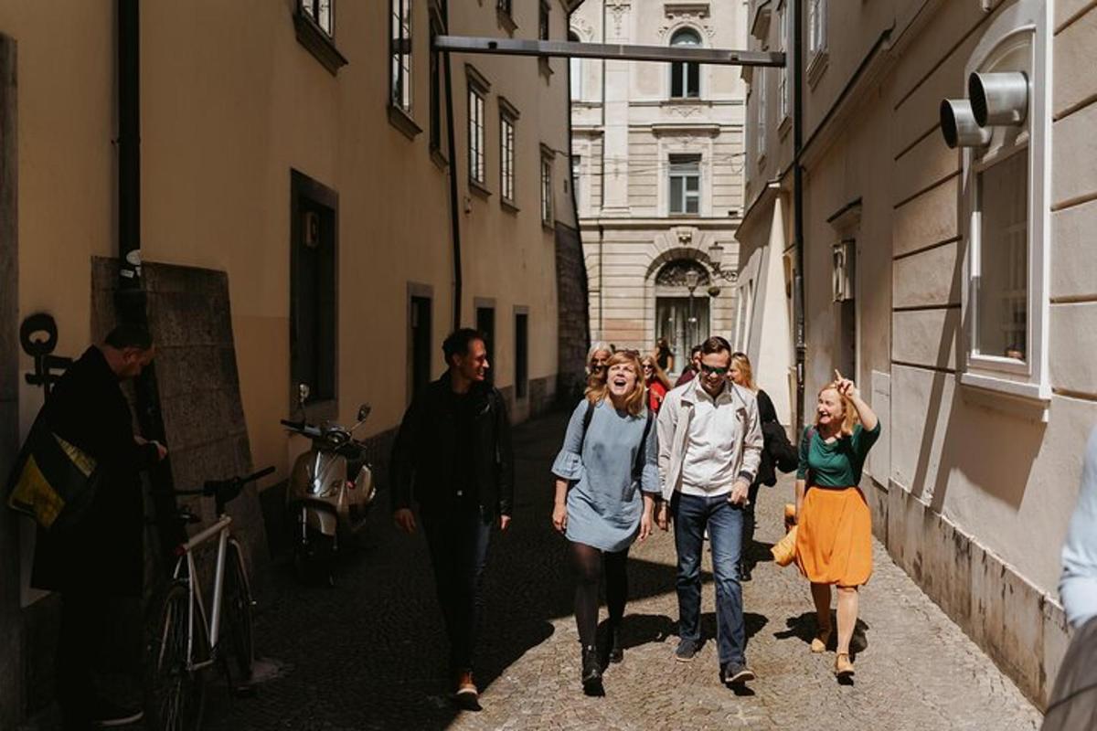 grupp inimesi, kes kõnnivad mööda tänavat