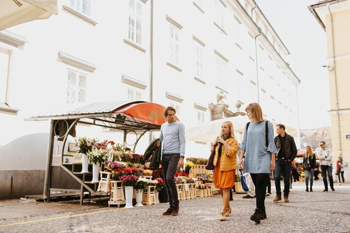 grupp inimesi, kes kõnnivad mööda tänavat
