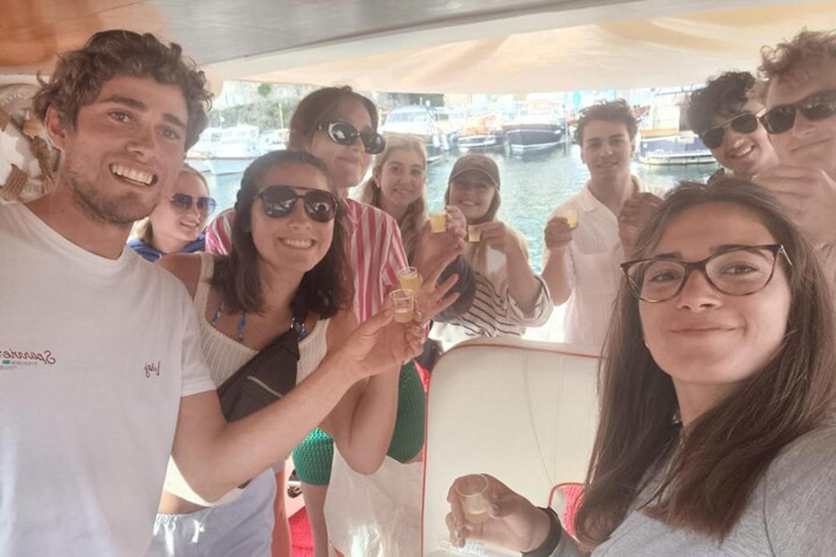 un grup de persones posant per a una foto en un vaixell