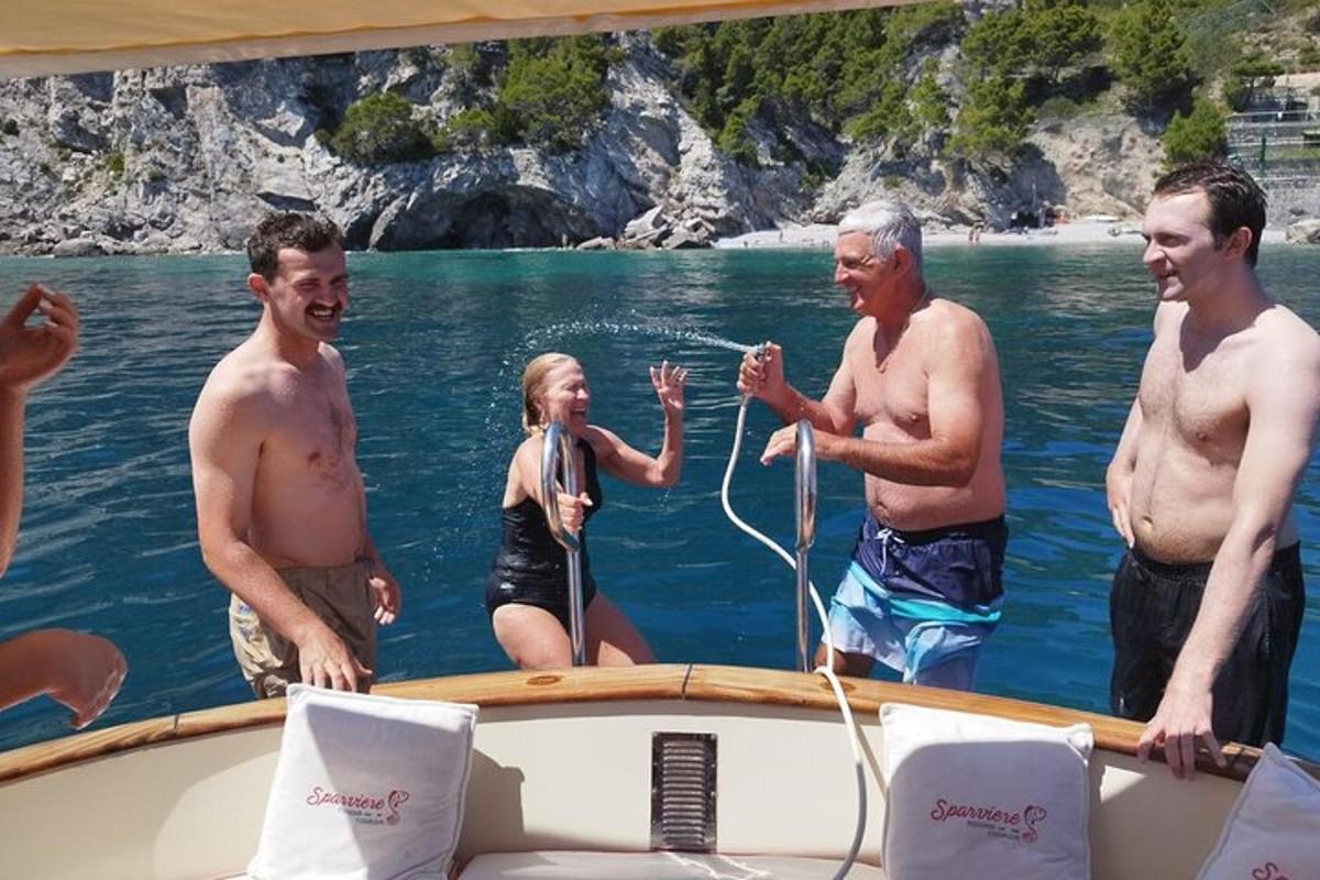 un grup d'homes drets en un vaixell a l'aigua