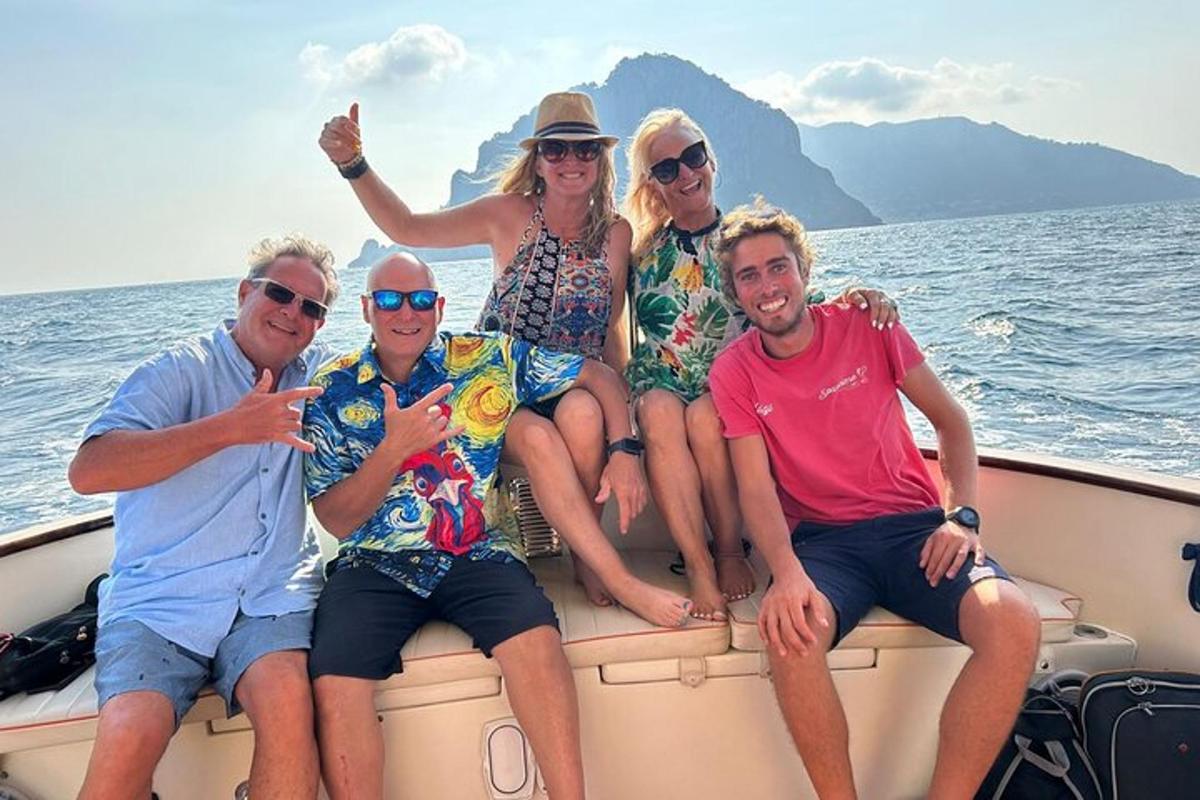 un grup de persones assegudes a la part posterior d'un vaixell