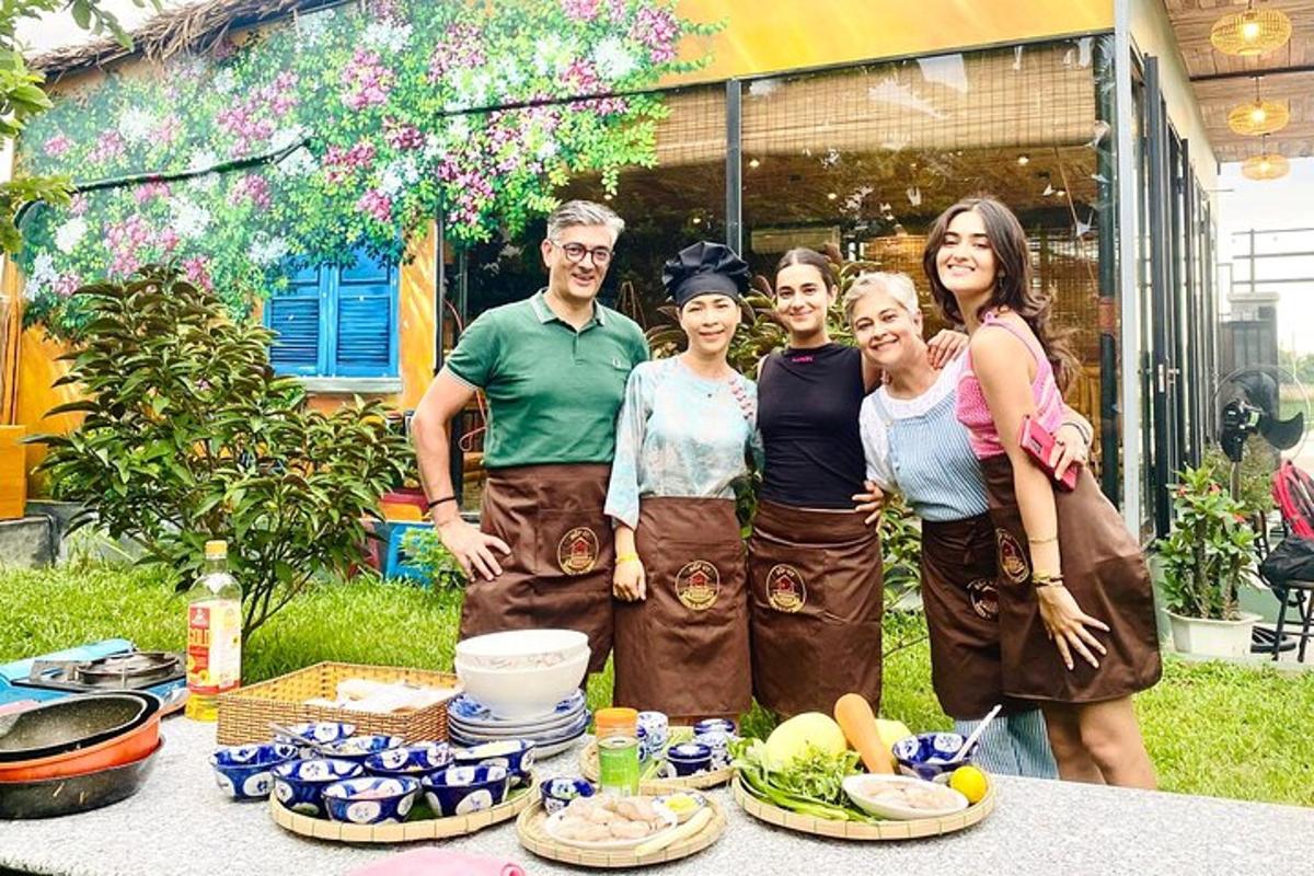 grupė žmonių, stovinčių prie stalo su maistu