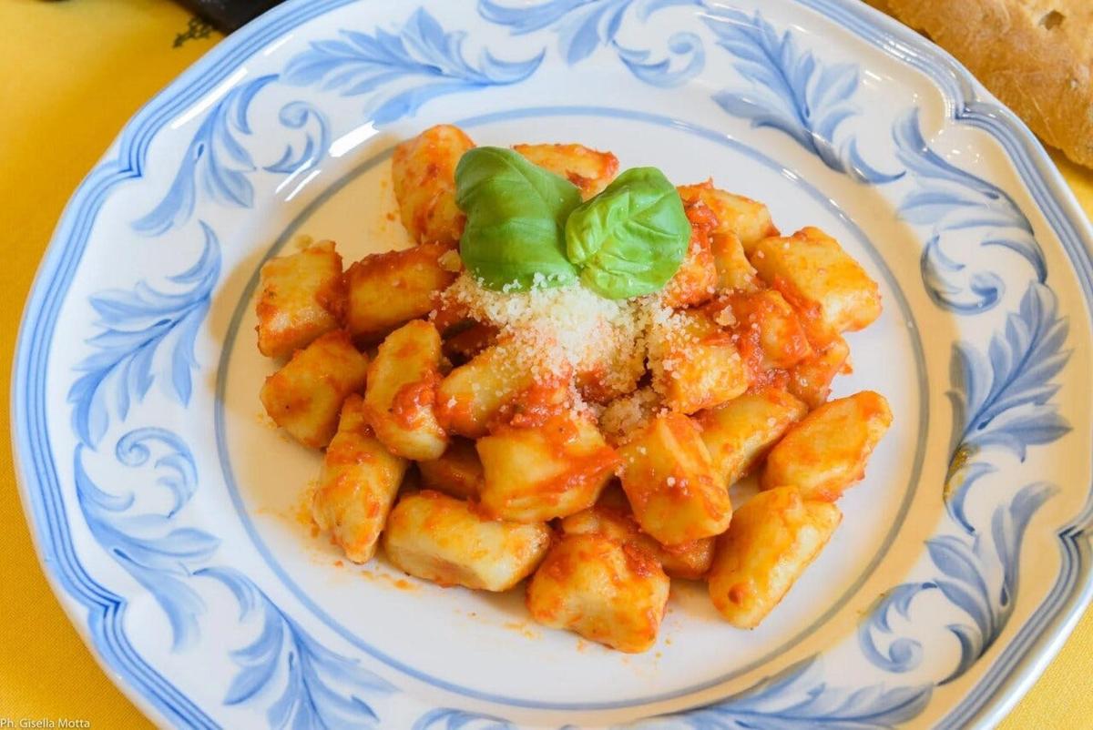 sepinggan makanan berwarna biru dan putih di atas meja