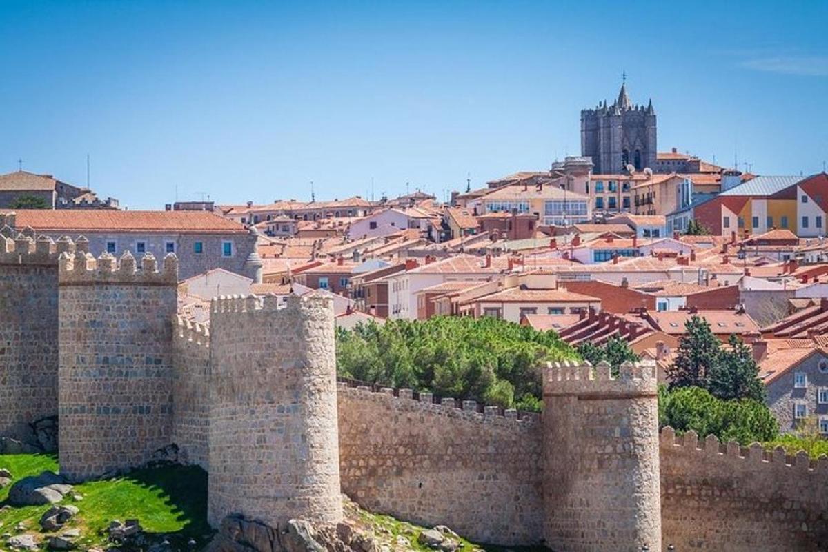 una vista di una città da dietro un muro