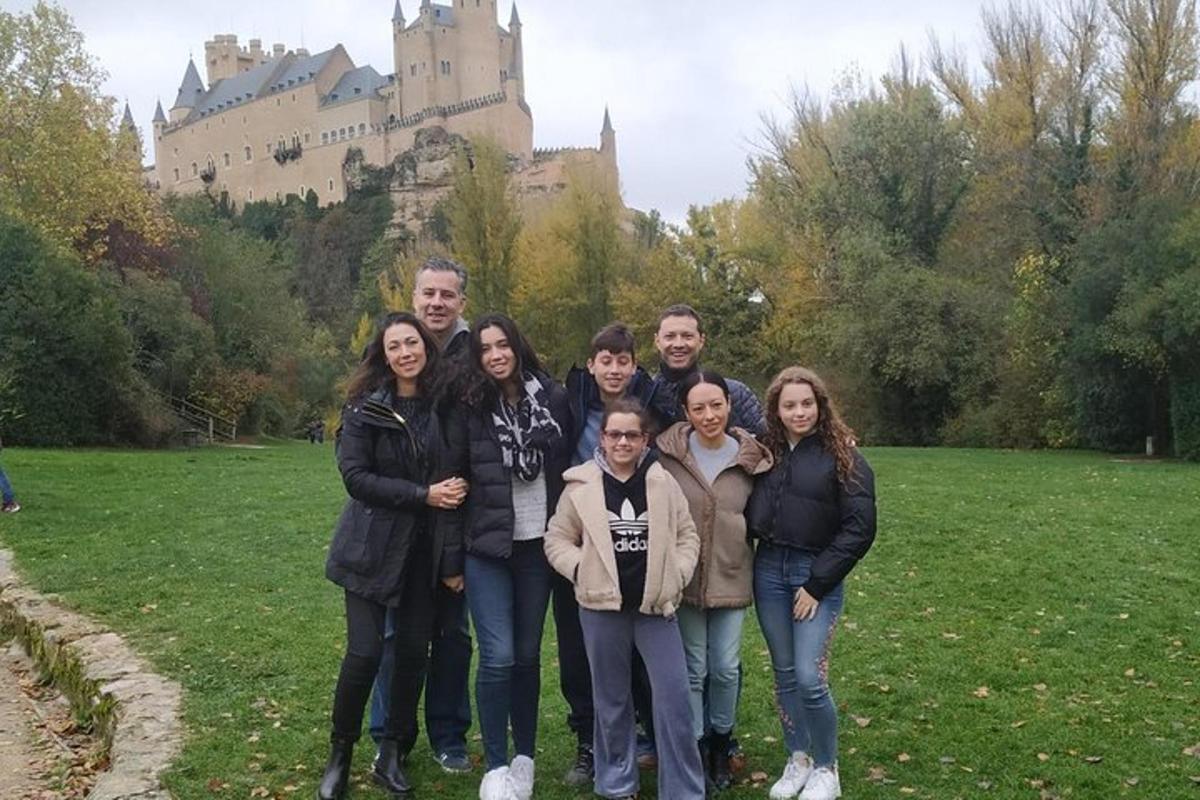 un grup de persones posant per a una foto davant d'un castell