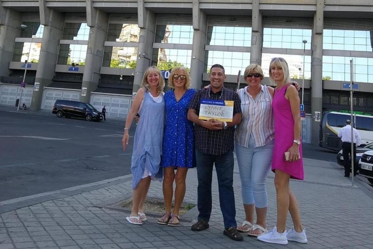 група људи позира за фотографију са сертификатом