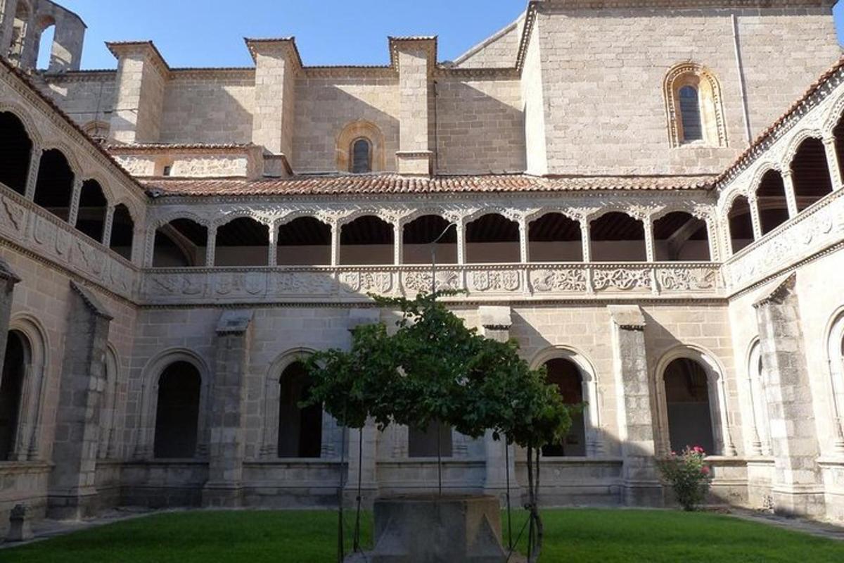 un gran edifici amb un arbre al pati