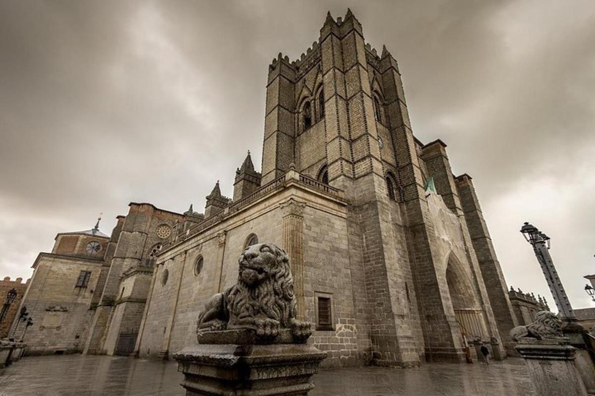 un edificio con una statua di leone di fronte