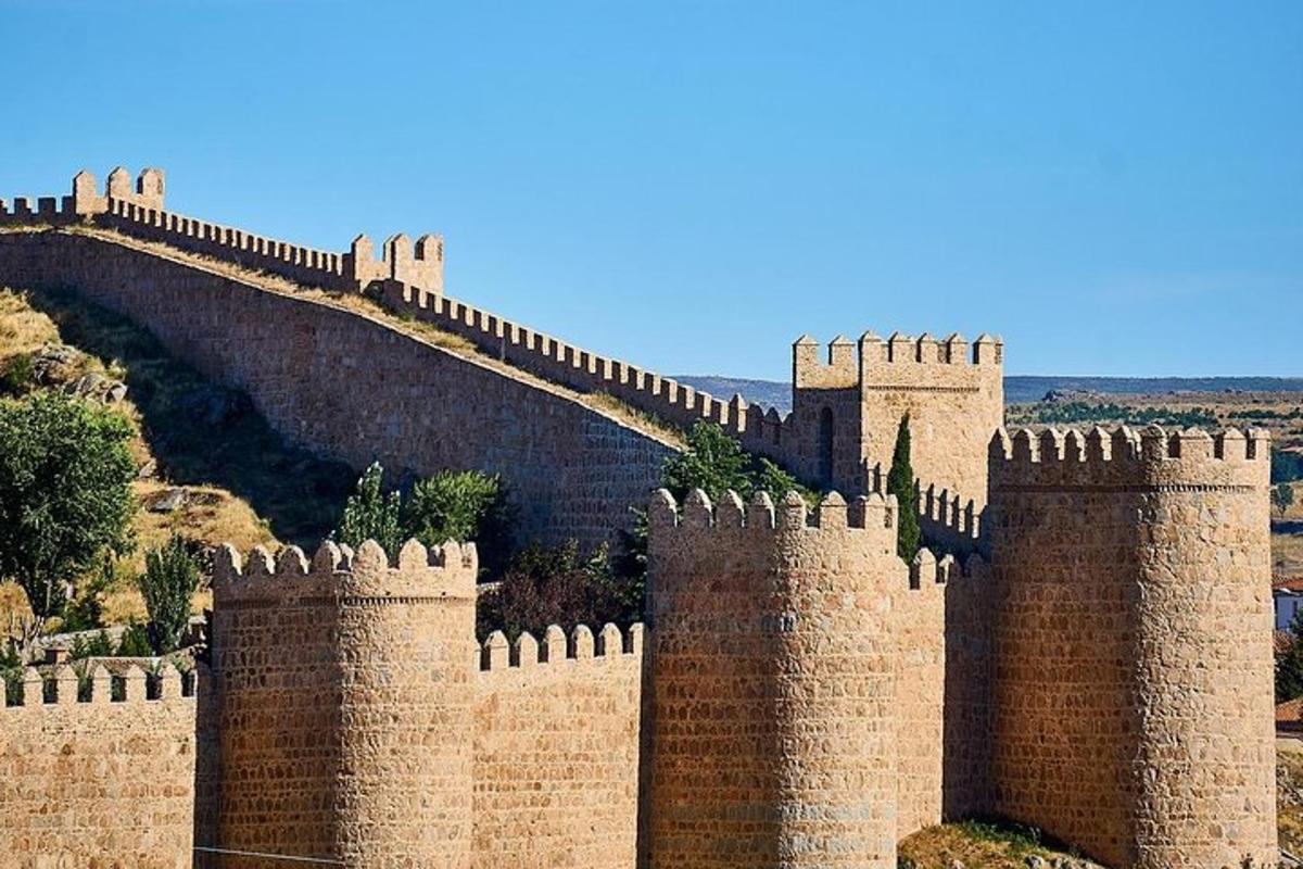 un grande castello con torrette e un ponte
