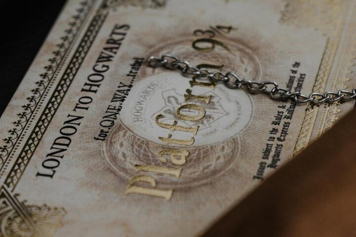 jam tangan perak di atas uang dolar