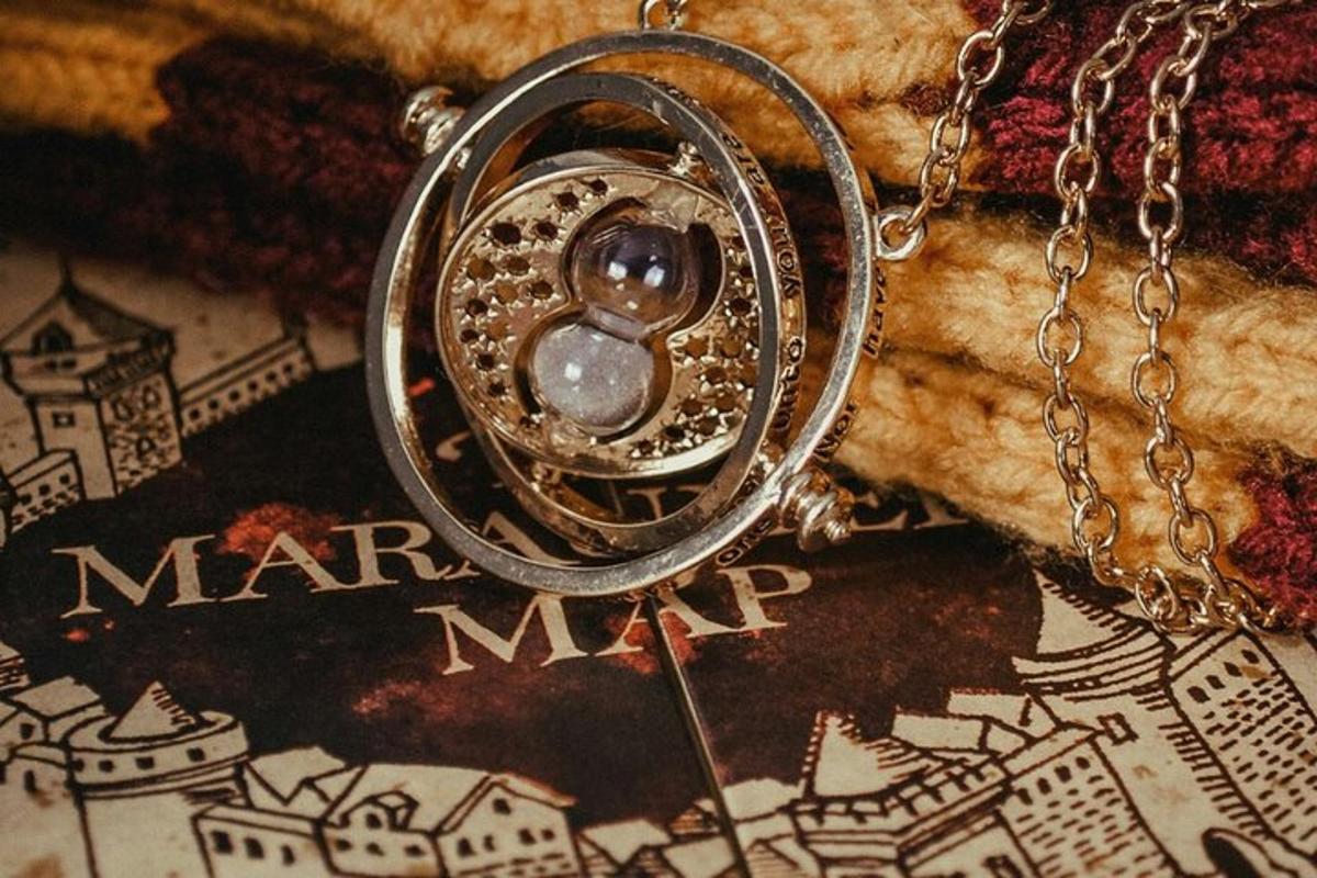 jam poket dengan mutiara pada rantai