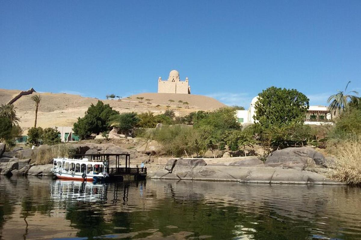 ένα σκάφος είναι αγκυροβολημένο σε ένα υδάτινο σώμα