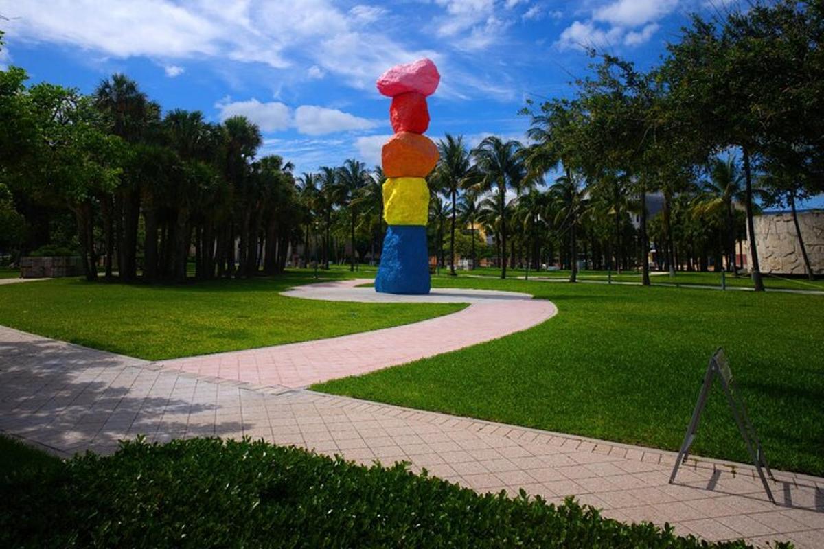 en fargerik statue i en park ved siden av en gangvei