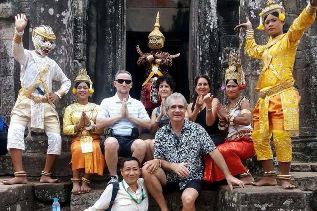 một nhóm người đang ngồi trước một ngôi đền