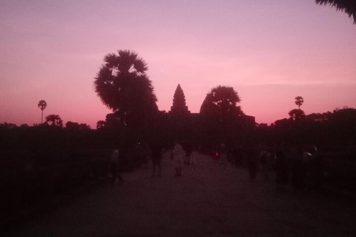 một nhóm người đang đứng trên cánh đồng lúc hoàng hôn