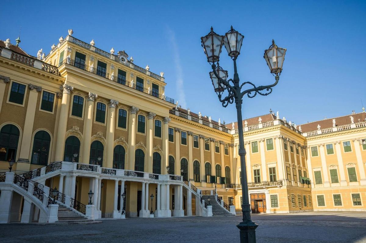 pouličné svetlo pred veľkou budovou