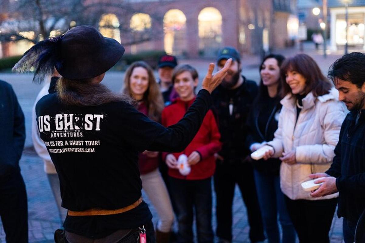 un homme debout devant un groupe de personnes